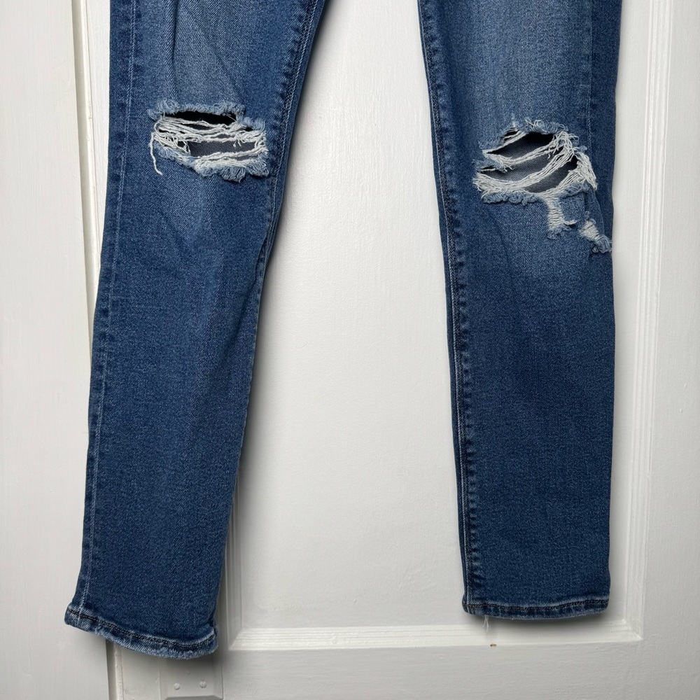 American Eagle Stretch Mom Jean in Easy Breezy Blue Distressed Frayed 8 Long - Picture 4 of 14